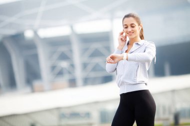 Kulaklıklar koyarak ve şehir içinde müzik dinlemek oldukça genç sporcumuz