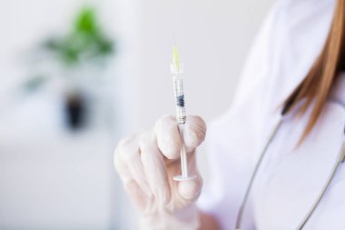 Genç doktor tıbbi ofis ayakta portresi