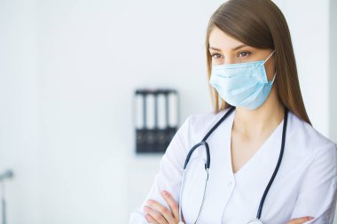 Kliniği. Gülümseyen genç doktor hastane koridorda