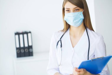 Genç doktor tıbbi ofis ayakta portresi