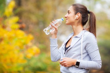 Spor açık. Kadın içme suyu çalıştırdıktan sonra