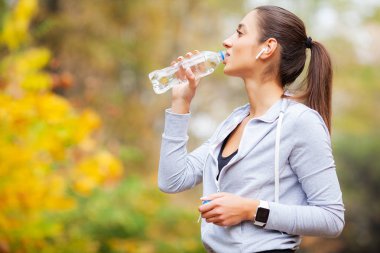 Spor açık. Kadın içme suyu çalıştırdıktan sonra