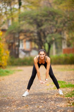 Fitness. Kadının sokakta egzersiz egzersiz yapması