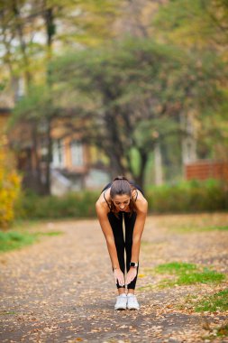 Kadın vücut germe egzersizleri Caddesi üzerinde yapıyor