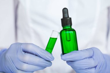 Biyolojik test. Kadın holding laboratuvar şişesi. Bilim adamı, organik doğal ürün laboratuvarda test dermatolog