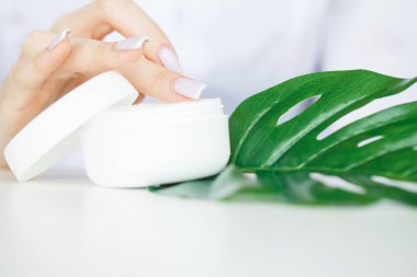 Scin bakım. Bilim adamı test doku güzellik ürünleri ile eller