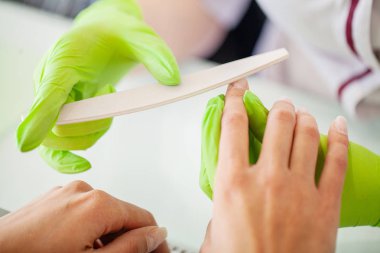Spa Manikür. Kadında bir tırnak salonu manikür bir güzellik uzmanı tarafından alma