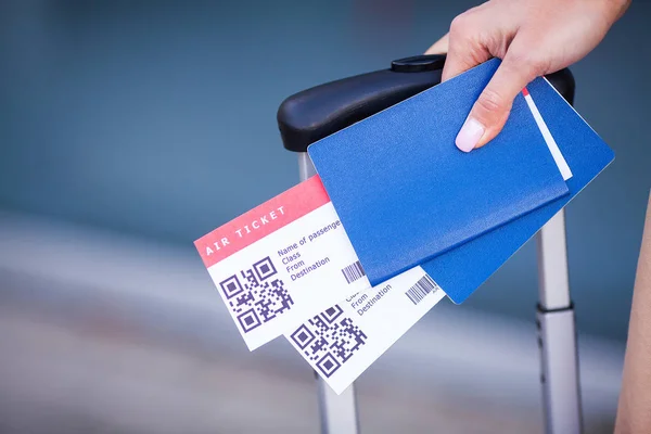 Pass och biljetter till flyg å av kvinna — Stockfoto