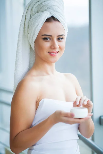Gezicht schoonheidsverzorging. Vrouw toepassen crème op de huid — Stockfoto