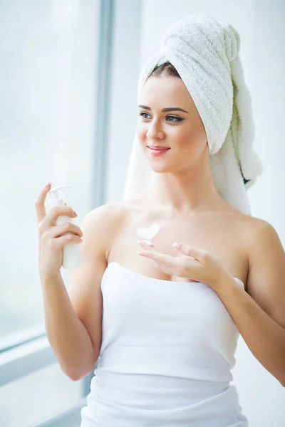 美容フェイスケア。女性肌にクリームを適用します。 — ストック写真