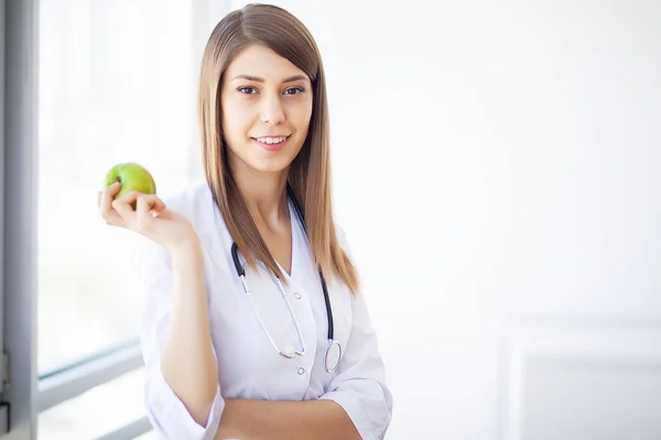 Porträtt av ung läkare står i medicinsk kontor — Stockfoto