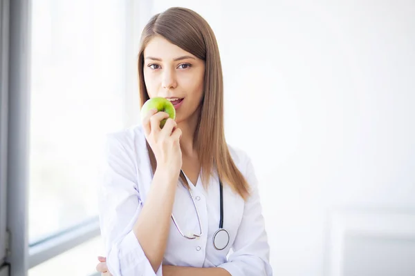 Kliniği. Genç Doktor tıbbi ofis ayakta portresi — Stok fotoğraf