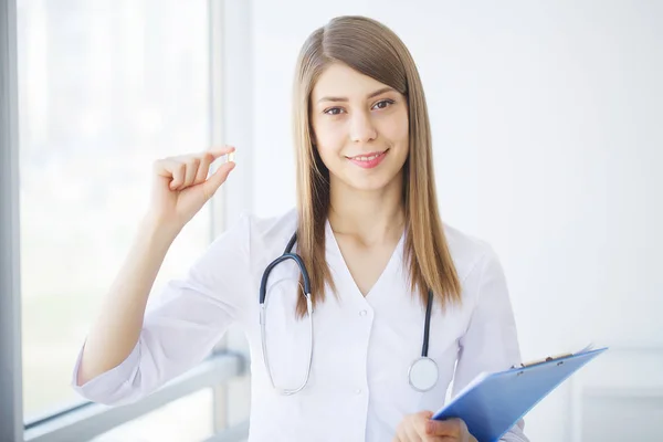 Retrato del joven médico de pie en el consultorio médico —  Fotos de Stock