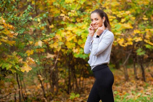 Fitness. Frau macht Workout auf der Straße — Stockfoto