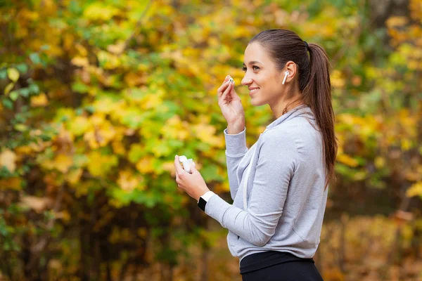 Fitness. Frau macht Workout auf der Straße — Stockfoto