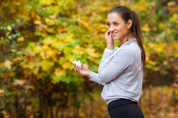 Fitness. Frau macht Workout auf der Straße — Stockfoto