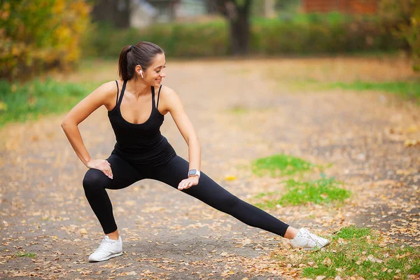 En forme. Femme faisant de l'exercice sur la rue — Photo