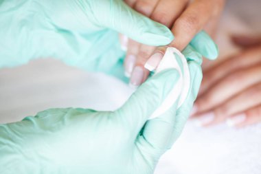 Kadın El Bakımı. Closeup Spa Manikür güzellik salonu sahip güzel eller. İstemciler sağlıklı doğal çivi törpü ile dosyalama Şevval özçelik güzellik. Tırnak tedavi