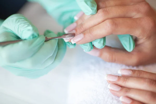 Vrouw Handverzorging. Close-up van mooie vrouwelijke handen hebben van Spa Manicure bij Beauty Salon. Schoonheidsspecialiste Clients gezonde natuurlijke nagels met nagelvijl indienen. Behandeling van de spijker — Stockfoto