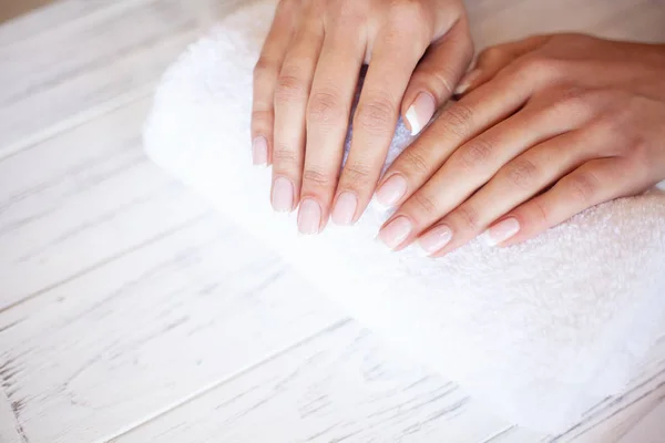 Vrouw Handverzorging. Close-up van mooie vrouwelijke handen hebben van Spa Manicure bij Beauty Salon. Schoonheidsspecialiste Clients gezonde natuurlijke nagels met nagelvijl indienen. Behandeling van de spijker — Stockfoto