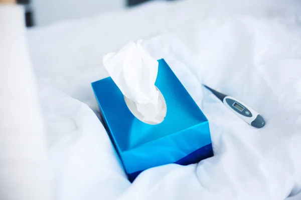 Cubo de tejido facial Box. Tejidos azules en la cama — Foto de Stock