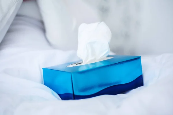 Cubo de tejido facial Box. Tejidos azules en la cama — Foto de Stock