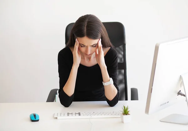 Ból głowy. Wyczerpany młoda kobieta uczucie bólu głowy po pracy na komputerze. Przepracowanie koncepcja — Zdjęcie stockowe