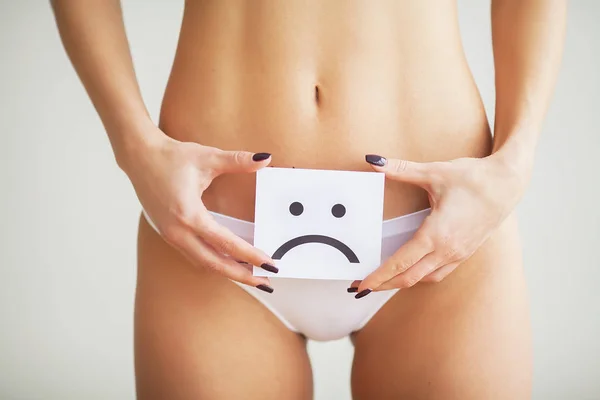 Saúde da mulher. Corpo Feminino Segurando Triste Cartão Sorridente Perto do Estômago — Fotografia de Stock