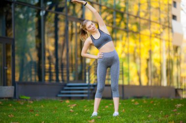 Fitness. Kadın parkta germe egzersiz yaparak