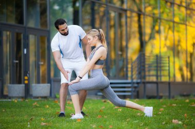 Fitness. Kişisel antrenör alır notlar ise açık egzersiz kadın