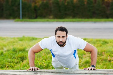 Fitness. Push-up egzersiz fitness adam eğitim silah kaslara açık spor salonu