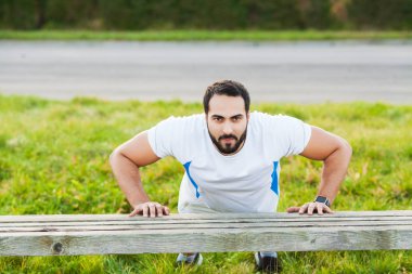 Fitness. Push-up egzersiz fitness adam eğitim silah kaslara açık spor salonu