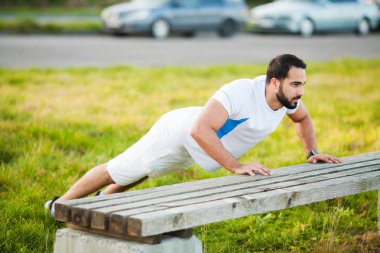 Fitness. Push-up egzersiz fitness adam eğitim silah kaslara açık spor salonu