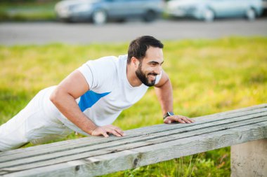 Fitness. Push-up egzersiz fitness adam eğitim silah kaslara açık spor salonu