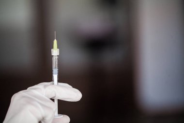 Enjeksiyon ile kadın doktor veya hekim holding şırınga şırınga