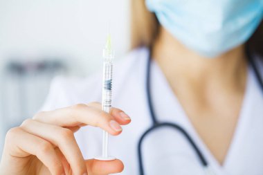 Enjeksiyon ile kadın doktor veya hekim holding şırınga şırınga