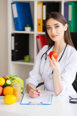 Diyet ve sağlıklı bir kavram. Ofisinde gülümseyen beslenme uzmanı