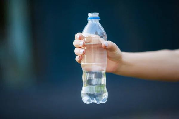 Aptidão. Mulher mão segurando garrafa de água potável — Fotografia de Stock