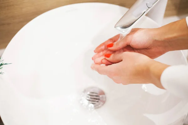 Brosse de maquillage. Femme lavage brosse de maquillage sale avec savon et mousse dans l'évier — Photo