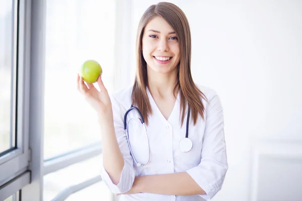 Dieta. Médico feliz mulher mostrando maçã e estetoscópio — Fotografia de Stock