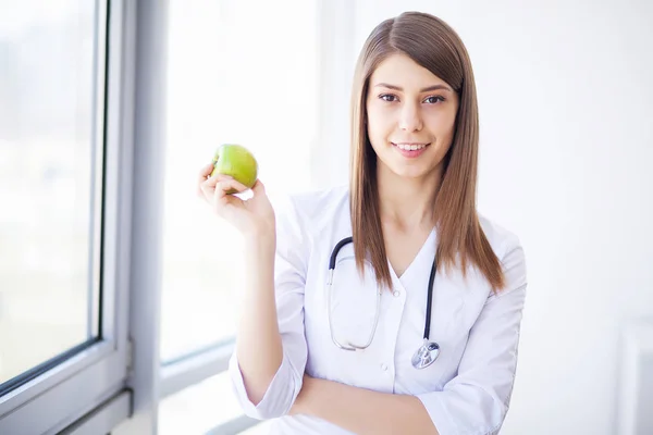 Dieta. Médico feliz mulher mostrando maçã e estetoscópio — Fotografia de Stock