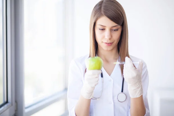 Diyet. Elma ve stetoskop gösterilen mutlu tıp doktoru kadın — Stok fotoğraf