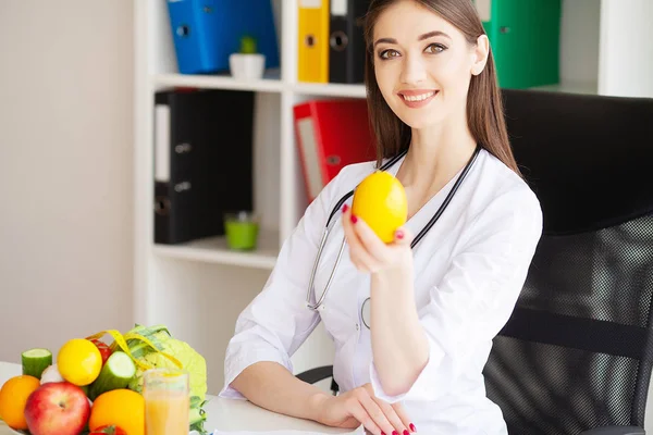 Dieta e conceito saudável. Nutricionista sorridente em seu escritório — Fotografia de Stock