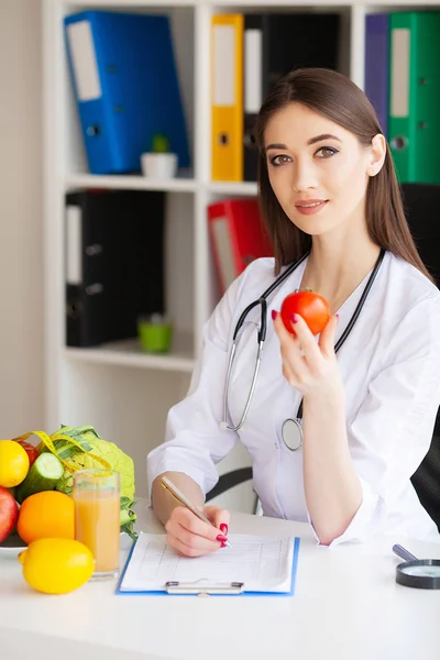 Voeding en gezond concept. Lachende voedingsdeskundige in haar kantoor — Stockfoto