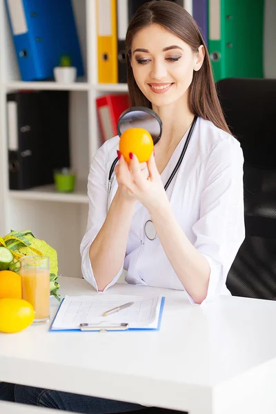 ダイエットと健康の概念。彼女のオフィスでの笑みを浮かべて栄養士 — ストック写真