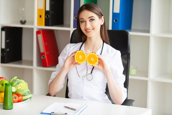 Dieta y concepto saludable. Nutricionista sonriente en su oficina —  Fotos de Stock