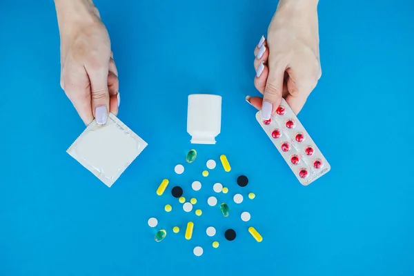 Pillole mediche. Pillole colorate e capsula su sfondo blu. Tema della farmacia, pillole della capsula con antibiotico della medicina nei pacchetti — Foto Stock