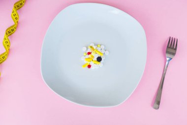 Hapları kapatın. Diyet takviyeleri. Çeşitli hap. Vitamini kapsülleri pembe bir arka plan üzerinde