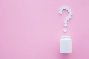 Hapları kapatın. Diyet takviyeleri. Çeşitli hap. Vitamini kapsülleri pembe bir arka plan üzerinde