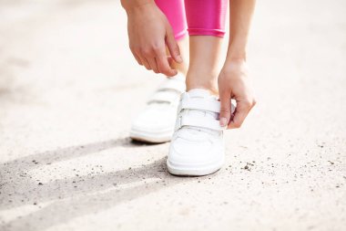 Koşucu koşu ayakkabıları çalıştırmak için hazırlanıyor çalışıyor. Sağlıklı yaşam tarzı